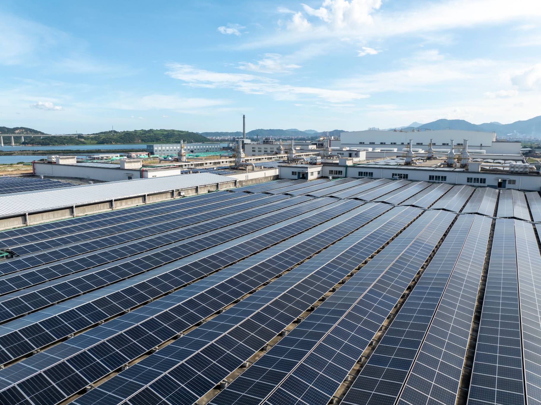 Großflächige Photovoltaik-Anlage auf Industriedach